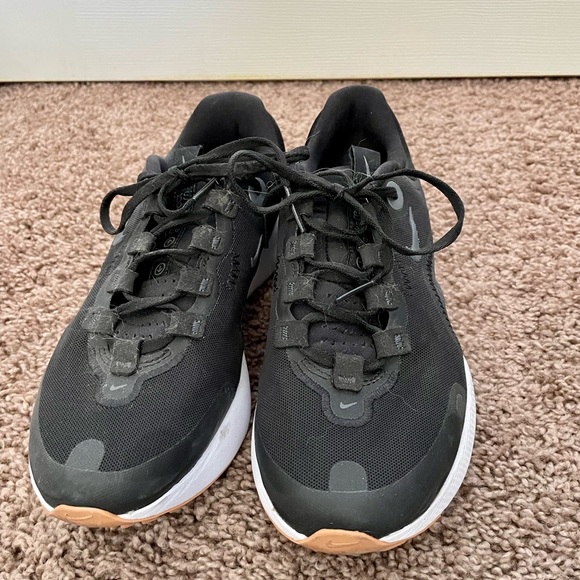 Nike size 6 black and white running shoes - Picture 2 of 2